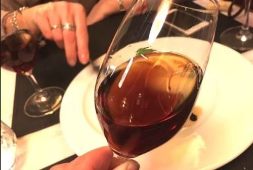 El que va a Oporto y no bebe vino…