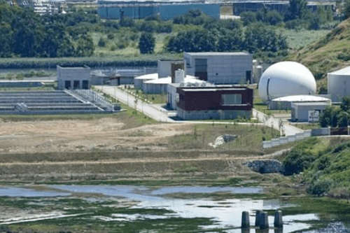 La ubicación en  la Isla de Solvay es un despropósito carente del rigor