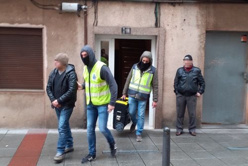 La @Policía erradica un de venta de droga en Santander