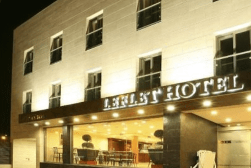 Racismo en Andalucía ¿Que hotel de Dos Hernanas niega alojamiento a un artista por ser gitano?