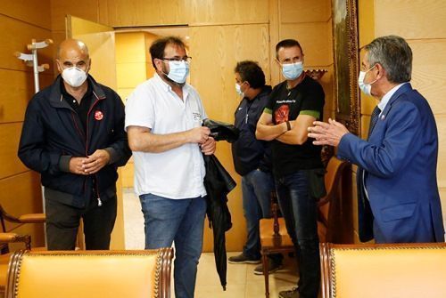Revilla da una elegante larga cambiada a los trabajadores de NISSAN Barcelona