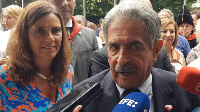 Revilla junto a sus dos probables sucesores duda que con una bajada de impuestos se puedan mantener las inversiones @RevillaMiguelA (+video) Revilla junto a sus dos probables sucesores duda que con una bajada de impuestos se puedan mantener las inversiones @RevillaMiguelA (+video)