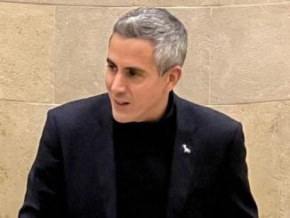 Zuloaga cree que “Vox utiliza las instituciones de Cantabria para lucrarse”
