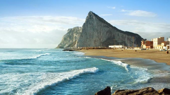Bruselas complica el acuerdo con Gibraltar al no retirarlo de la «zona gris» Bruselas complica el acuerdo con Gibraltar al no retirarlo de la «zona gris»