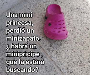 Un zapato rosa, pequeñito muy pequeñito en la piscina de Moraleja