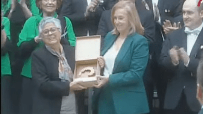 La presidenta del Parlamento llama a recuperar el consenso sobre el Estado autonómico