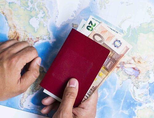 En agosto de 2025, cada español gastará una media de 1.090 euros en sus vacaciones, según Aladinia.com En agosto de 2025, cada español gastará una media de 1.090 euros en sus vacaciones, según Aladinia.com