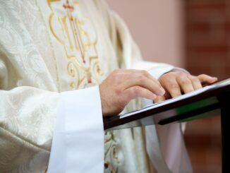 El papel de la estola en la jerarquía eclesiástica: ¿qué vale la pena saber?