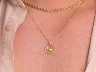 Joyas para hombre en verano: los accesorios que marcan tendencia en 2026