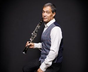 Marcos Históricos del 75 Festival: La violinista Francesca Dego, el clarinetista Alessandro Carbonare y el pianista Alessandro Taverna, en el claustro de la Catedral
