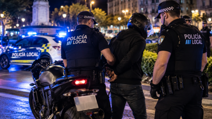 Un detenido tras intentar acometer con una moto a un agente y otro por una agresión con machete en Santander