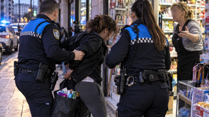 Detenida una mujer por agredir a una comerciante tras robar productos en dos establecimientos de Santander