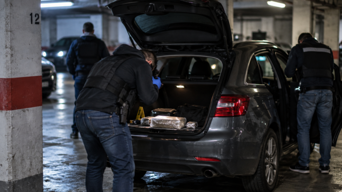 Condenados a más de tres años de cárcel dos hombres por una entrega de 781 gramos de cocaína en un garaje de Santoña