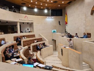 El pleno del Parlamento trata sobre el absentismo laboral con la ausencia de 16 diputados