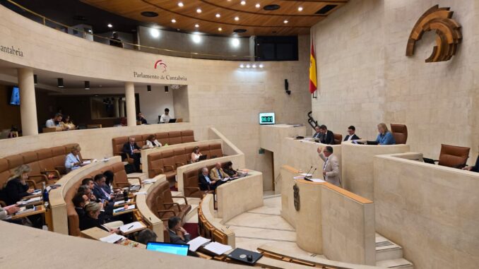 El pleno del Parlamento trata sobre el absentismo laboral con la ausencia de 16 diputados